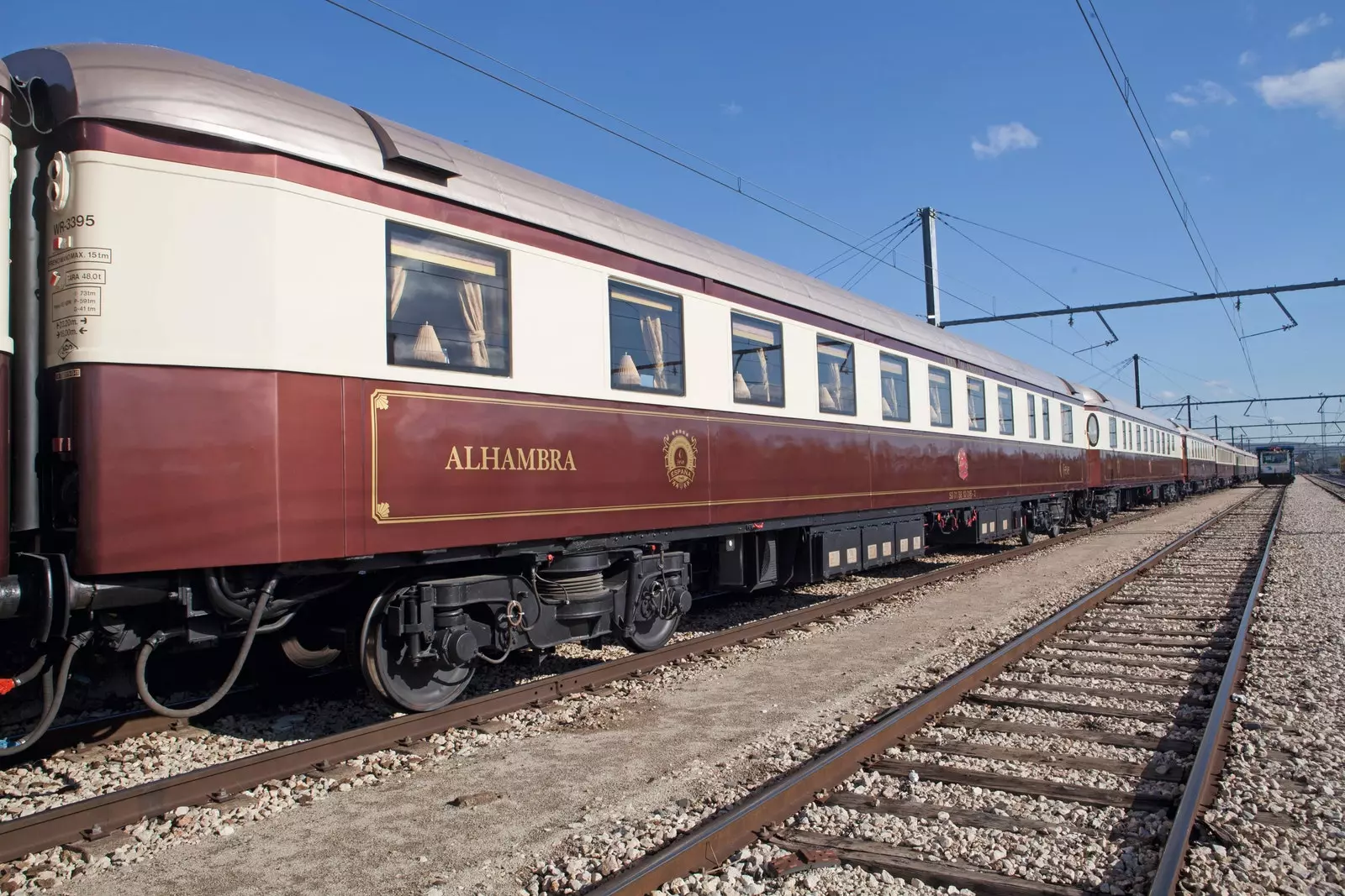 Al Andalus waħda mill-ferroviji li l-ktieb jirrakkomanda fi Spanja.