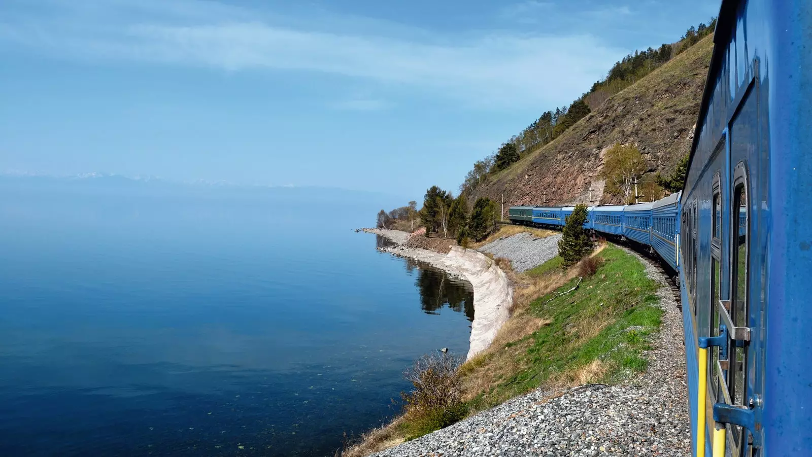 Baykal gölünün yanında Trans-Sibir gəmisində.