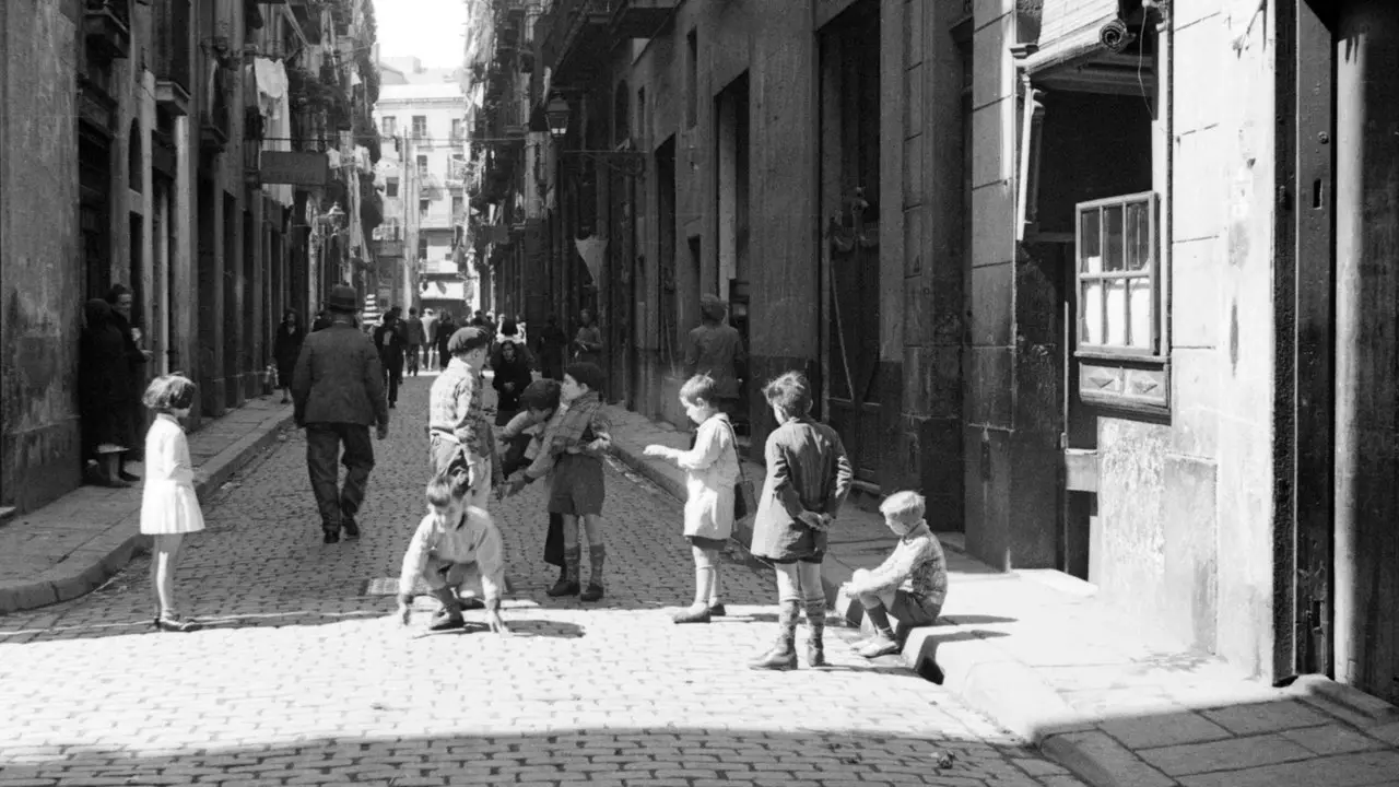 Dit boek verzamelt meer dan drie decennia aan foto's gemaakt door vrouwen in Barcelona