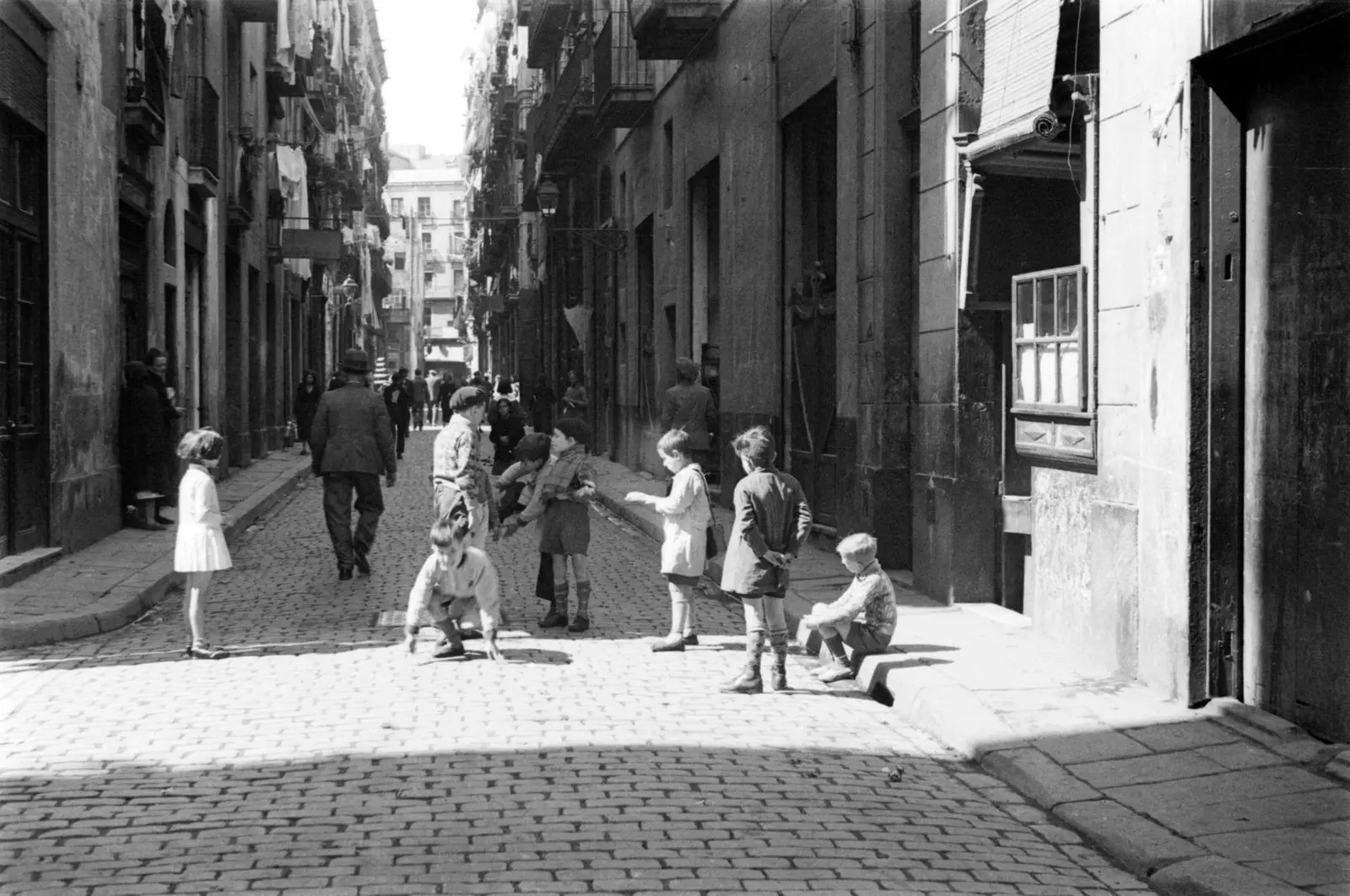 ‘Barcelona. FotògrafesFotógrafas’ an leabhar a bhailíonn croinicí glúin de ghrianghrafadóirí baineanna sa chathair.