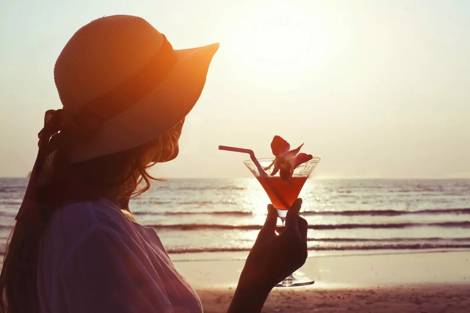 Le compte à rebours commence pour voir le coucher de soleil face à la mer