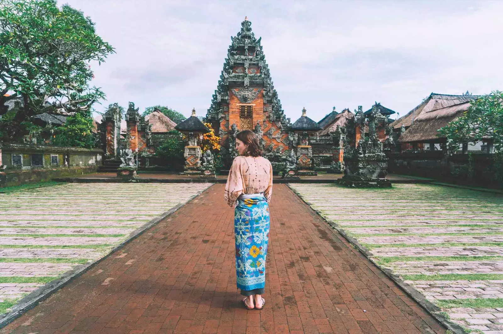 Meedchen trëppelt am Balins Tempel