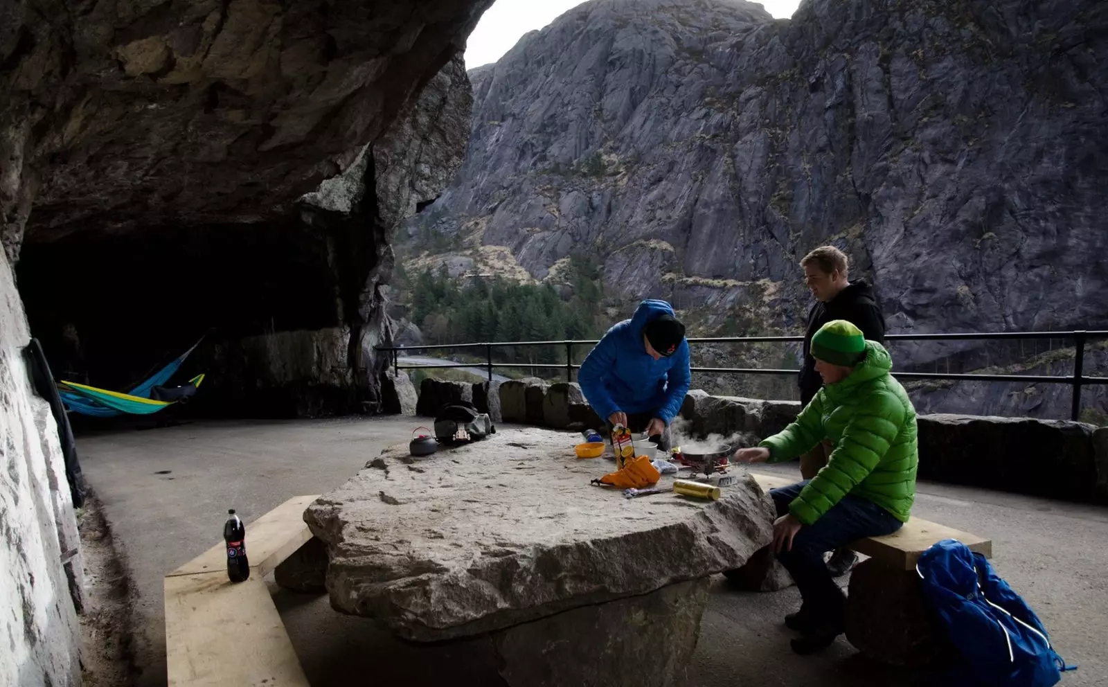 Tunnelen har et picnicbord i sten og to åbninger til at nyde udsigten over fjorden.