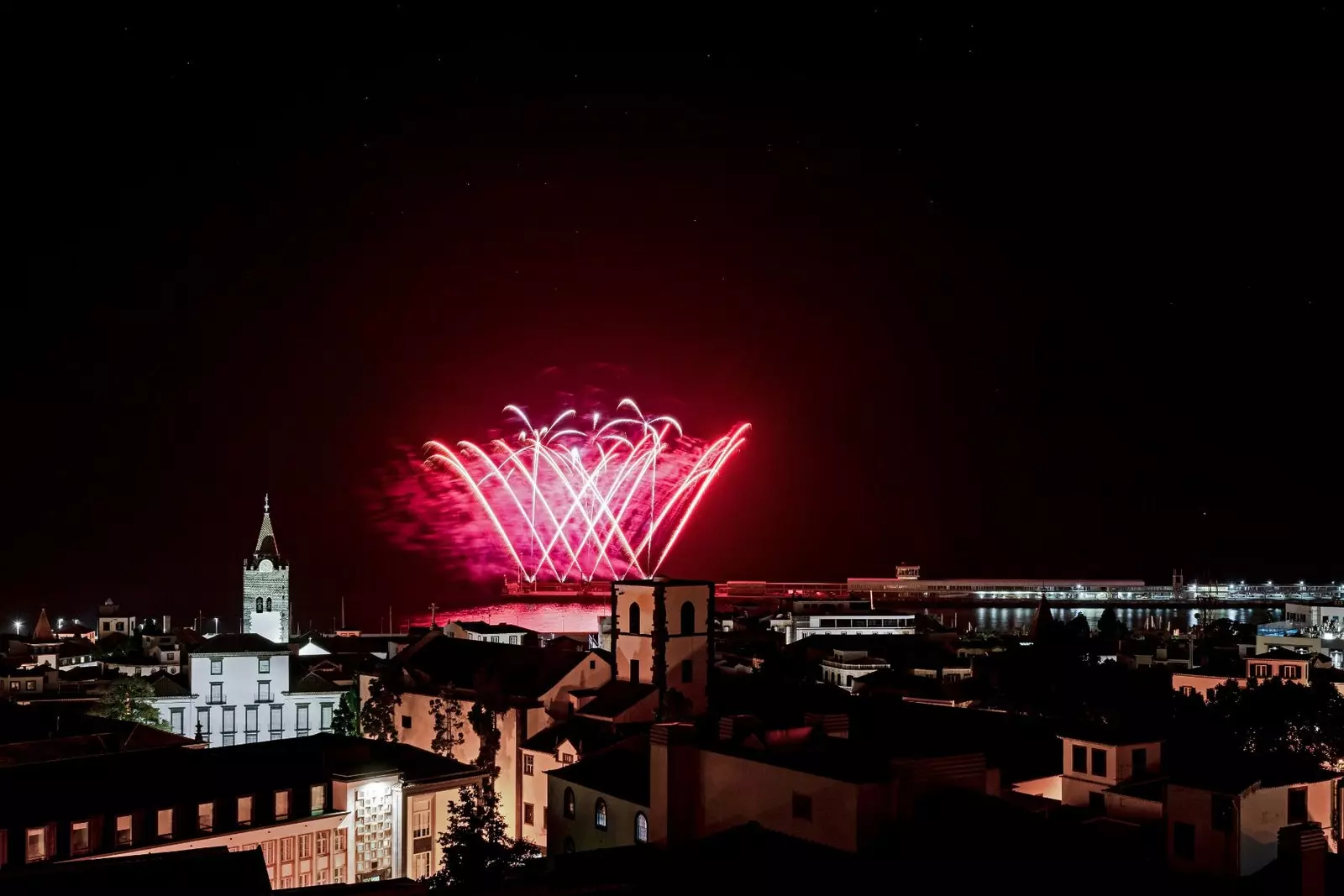 Il-baċir ta’ barra ta’ Pontinha jivvibra f’Ġunju bil-logħob tan-nar