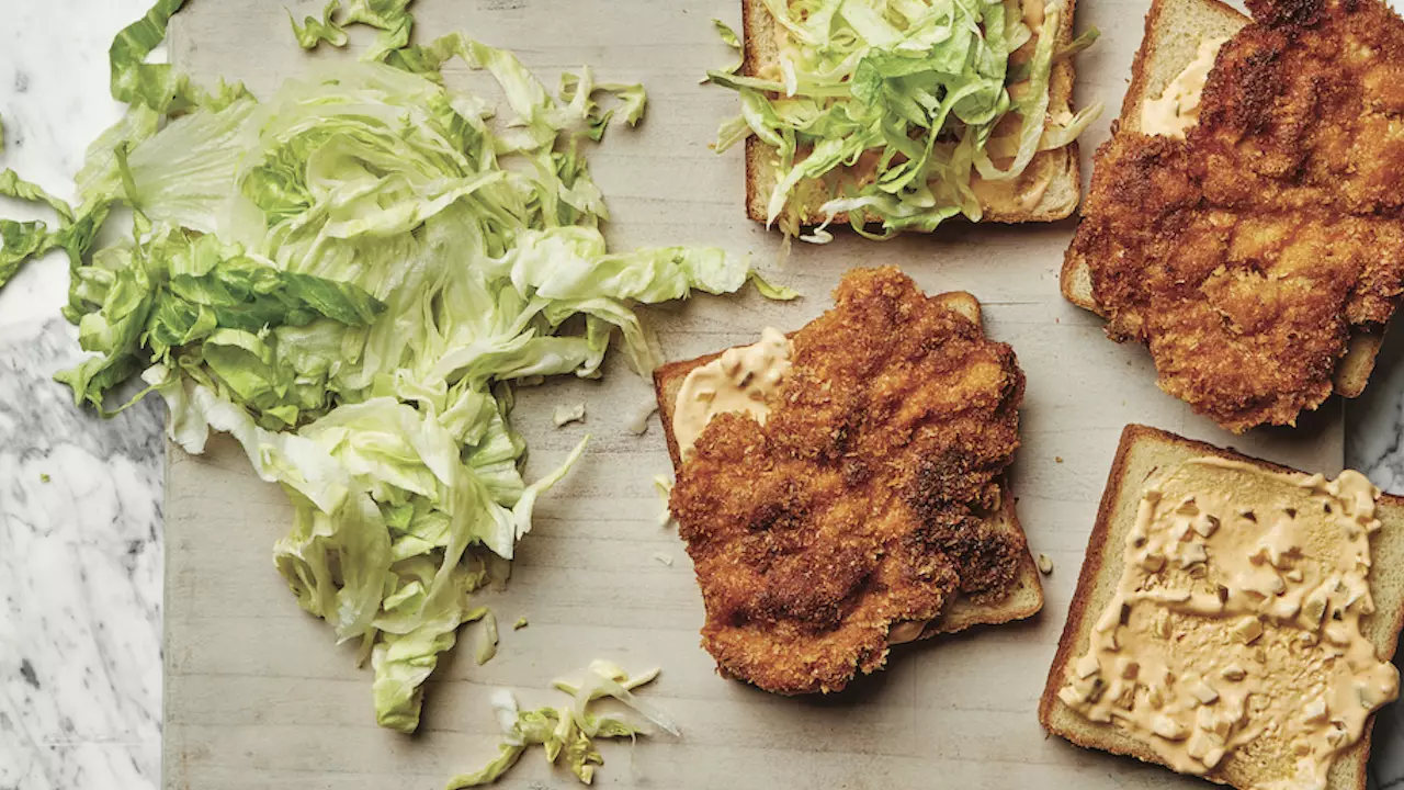 Léiert wéi Dir déi juiciest a crunchiest schaarf Poulet Sandwichen mécht