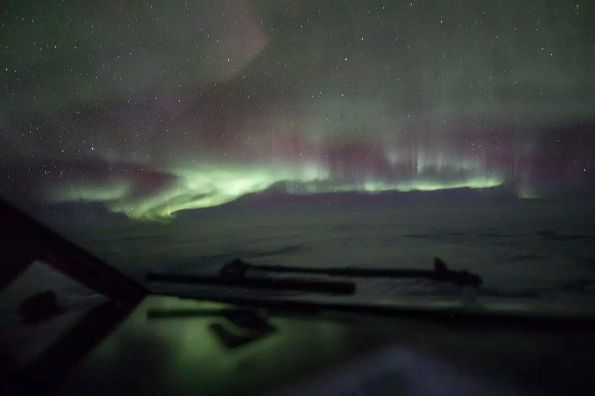 Quer voar entre a aurora boreal? Esta experiência torna possível