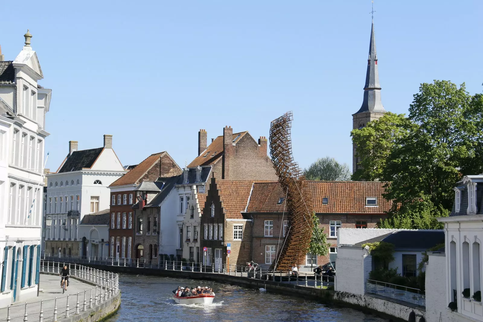 John Powers a réalisé avec de petites pièces d'acier un col de cygne inspiré de l'animal le plus représentatif de Bruges.