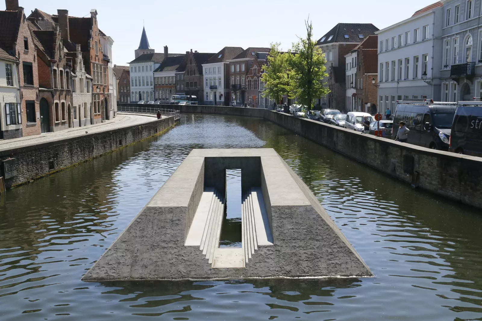 Renato Rinoldi sculpte dans la Langerei une entrée aux enfers appelée 'Ancheron.