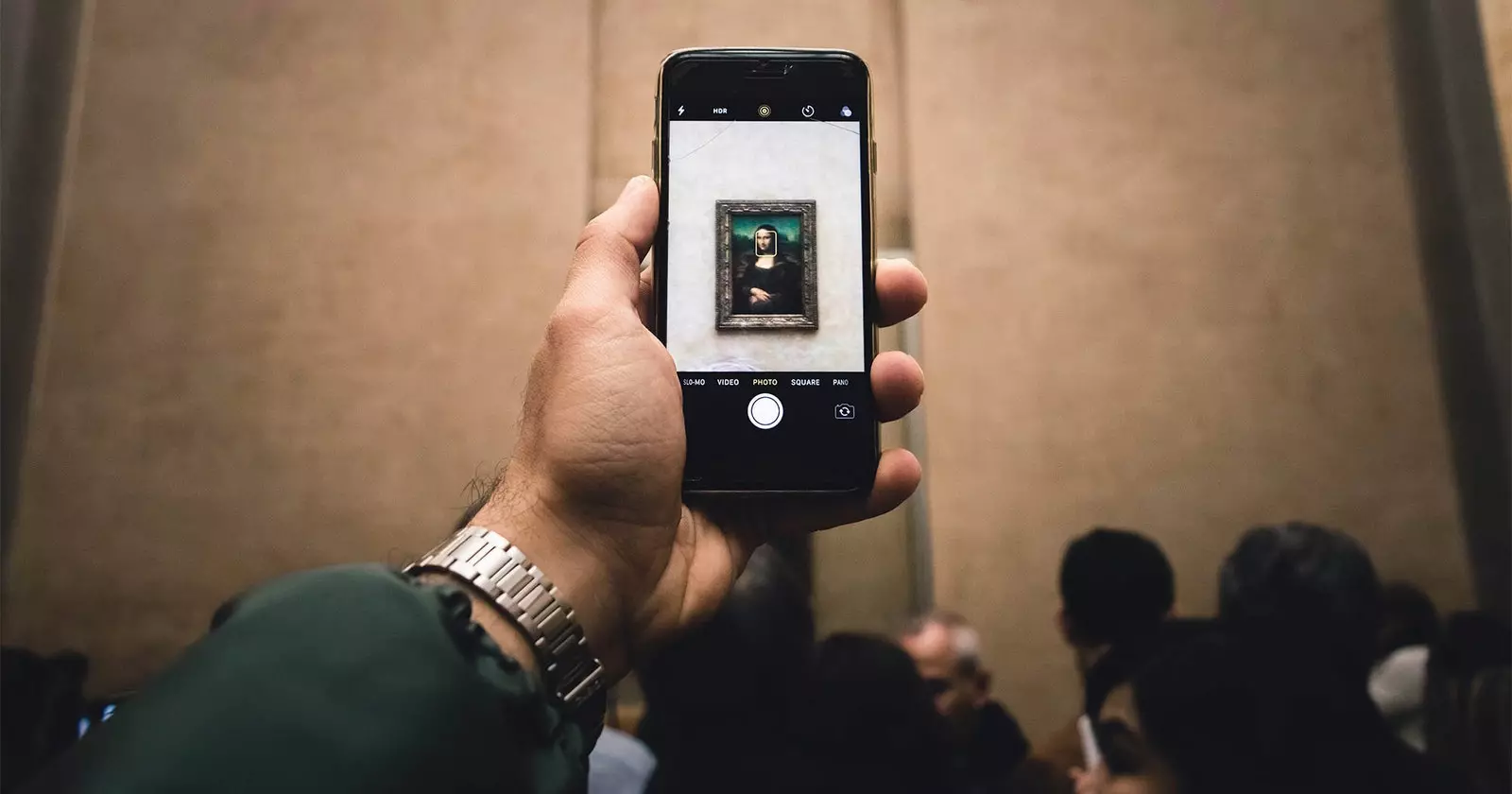 mona lisa fotografata con un cellulare