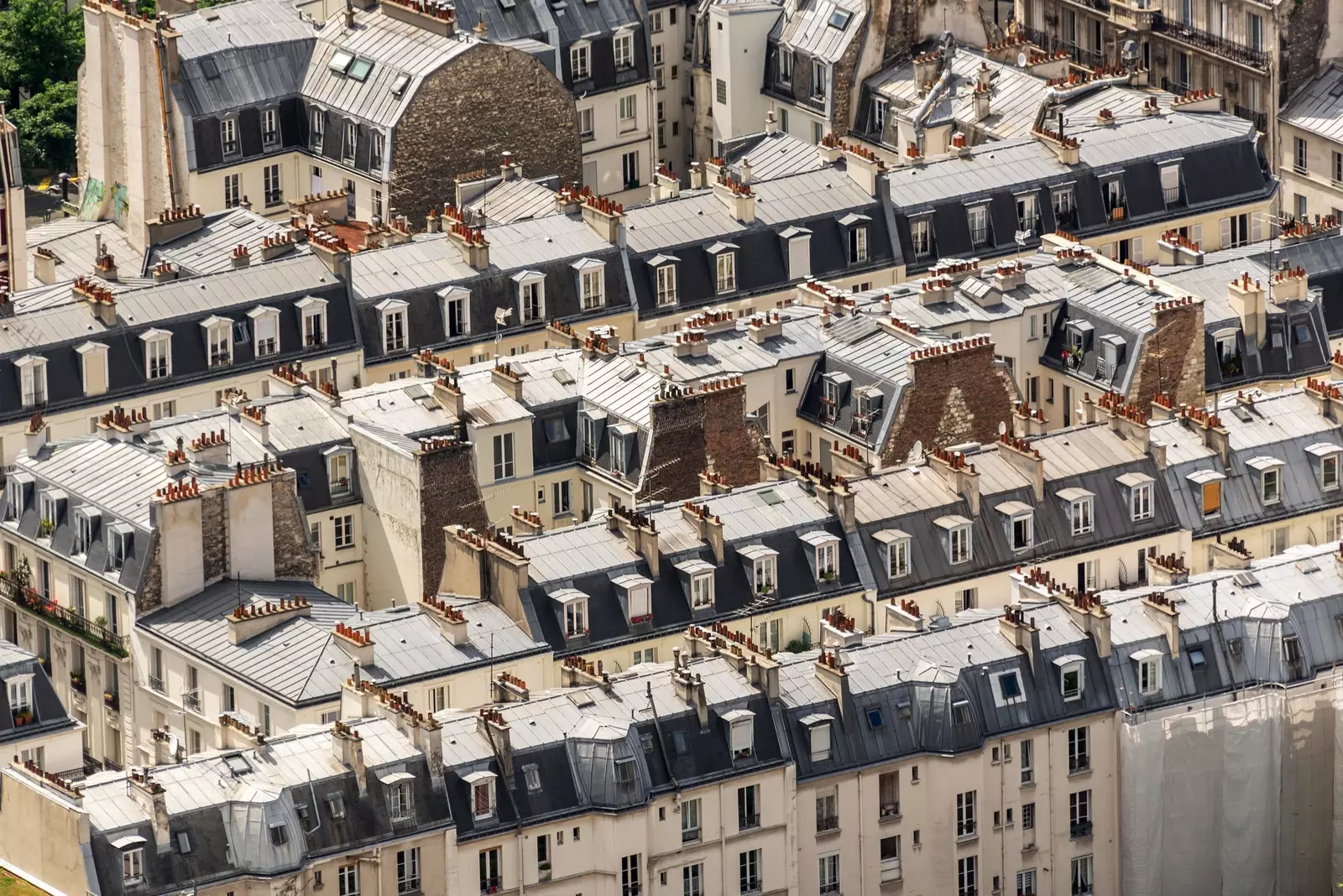 Haussmanískar byggingar í París með hefðbundnum sinkþökum og reykháfum.