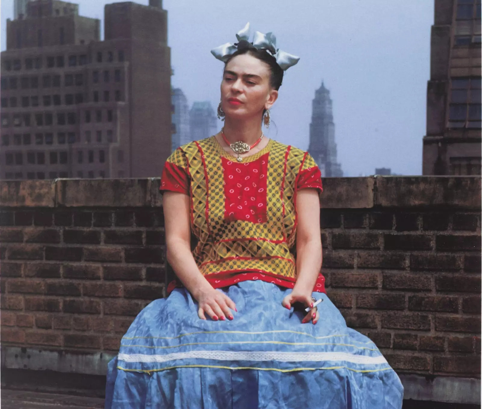 Frida di New York yang digambarkan oleh Nickolas Muray pada tahun 1946.