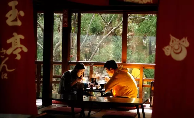 Riforniment fuq waħda mit-traċċi li jwasslu għas-Santwarju Fushimi Inari Taisha ta' Kyoto