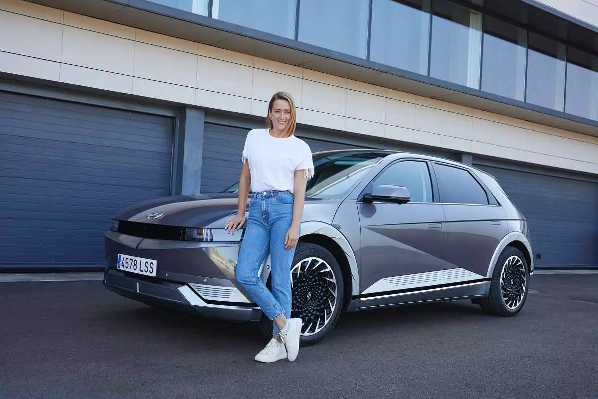 Olympisch zwemster Mireia Belmonte en de nieuwe Hyundai IONIQ 5.