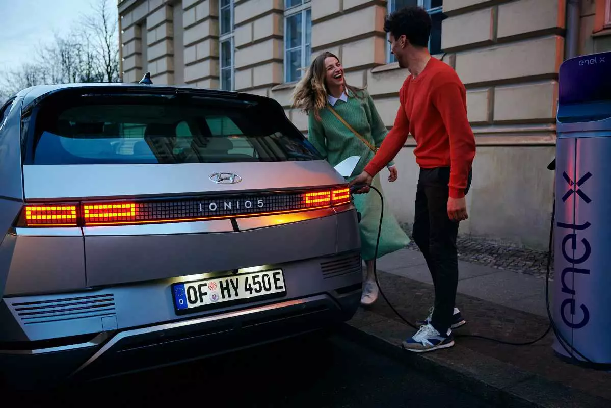 Olympic swimmer Mireia Belmonte and the new Hyundai IONIQ 5.