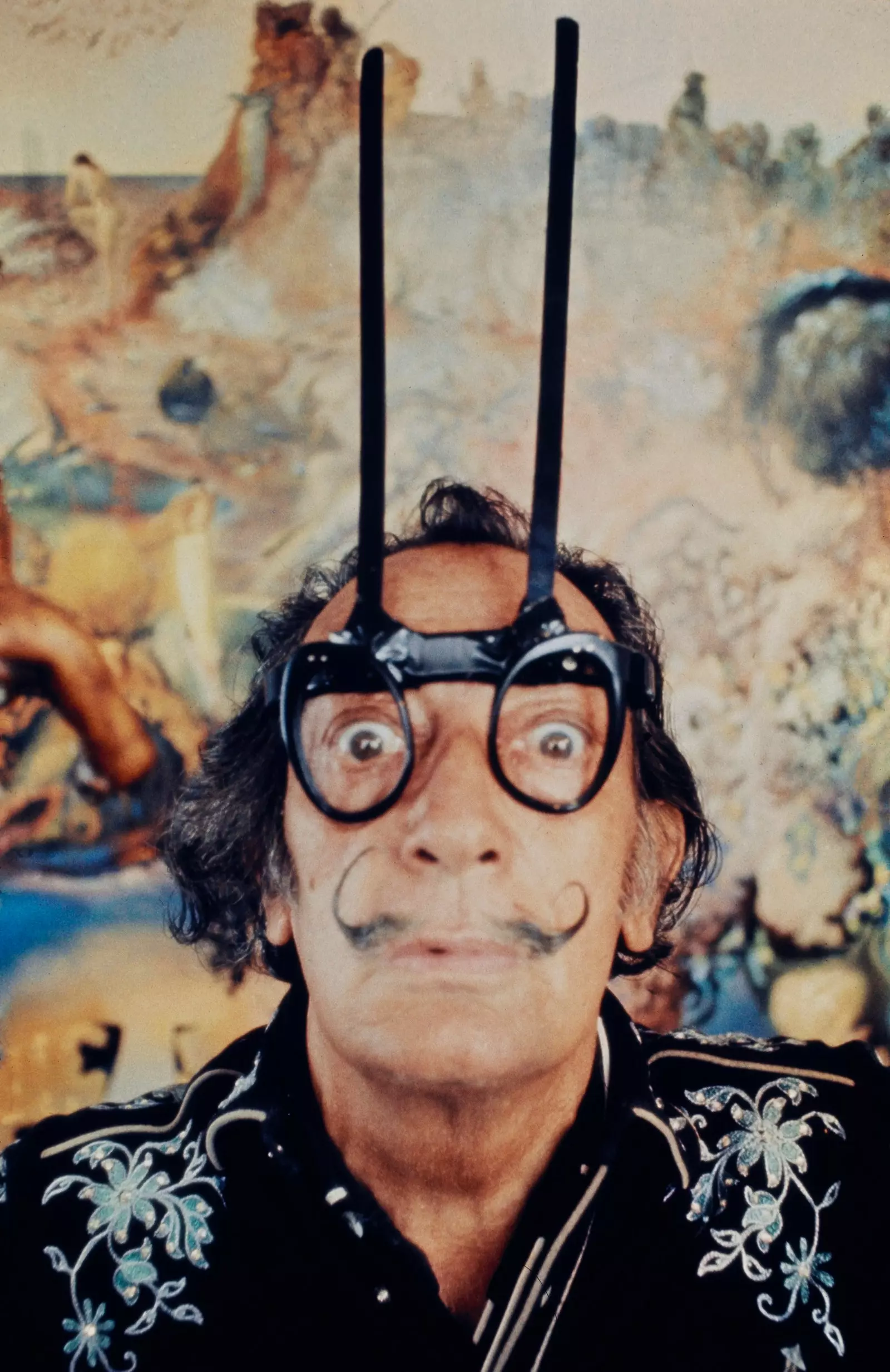 Salvador Dalí sebelum karyanya 'Tuna Fishing' potret Robert Whitaker.