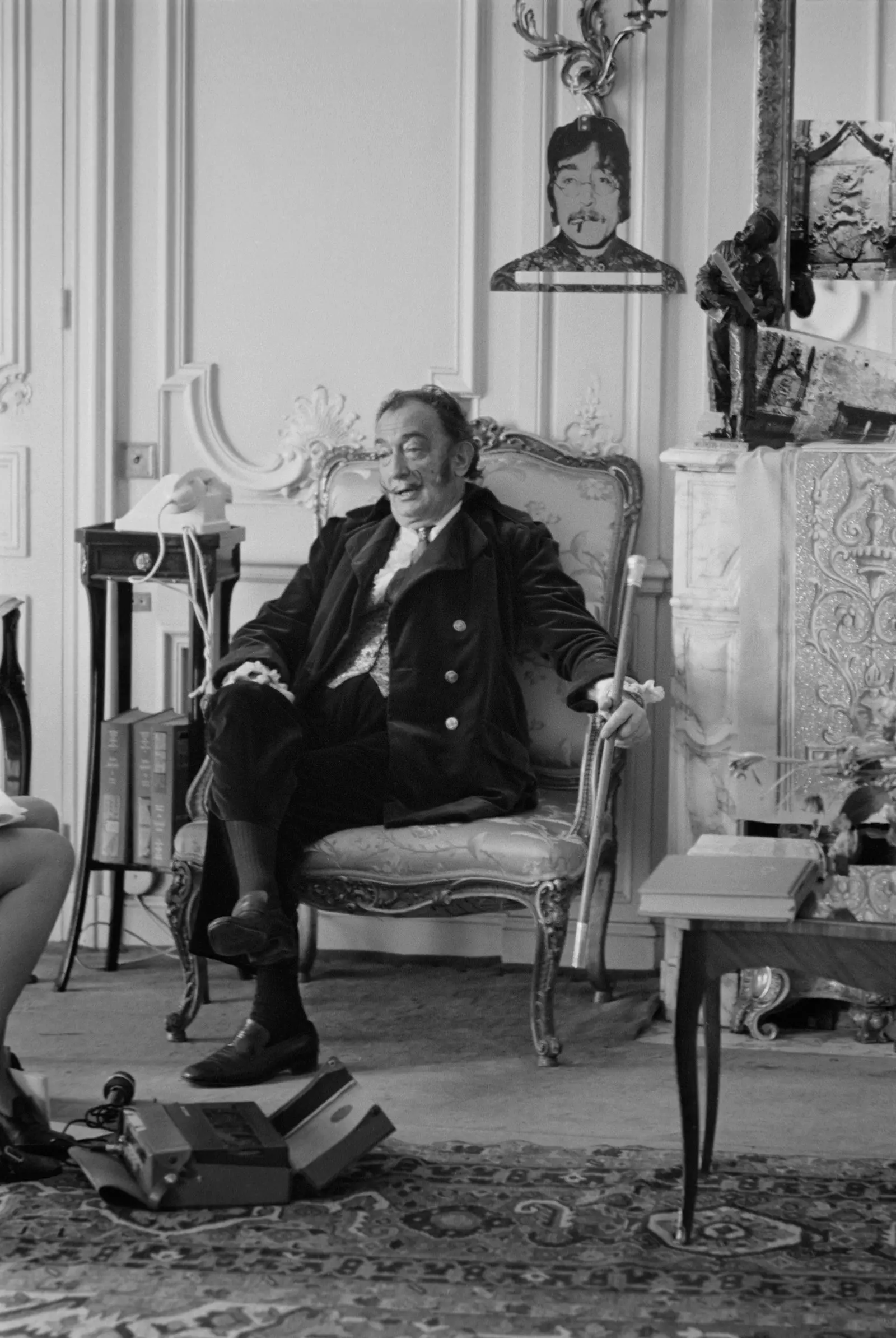 Salvador Dali Parisdəki Hotel Meurice-də arxa planda Con Lennonun simvolik şəkli ilə.