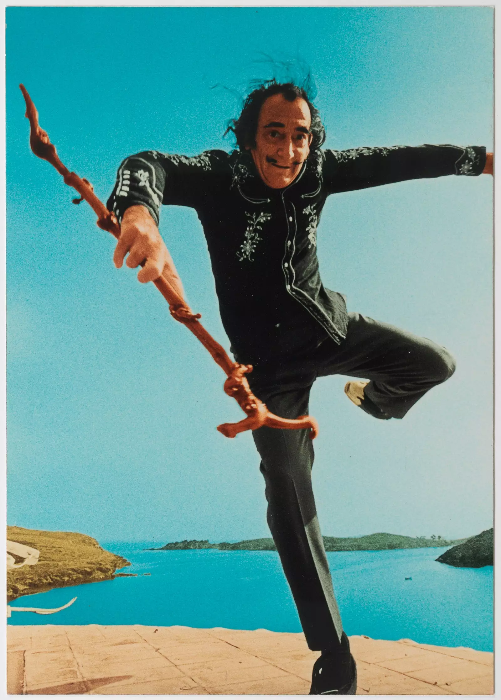 Salvador Dalí interpretato da Robert Whitaker in Porlligat Girona.