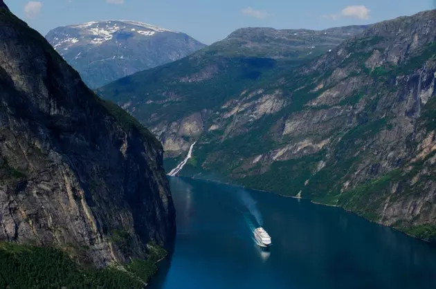 Ett fartyg korsar Nærøyfjorden