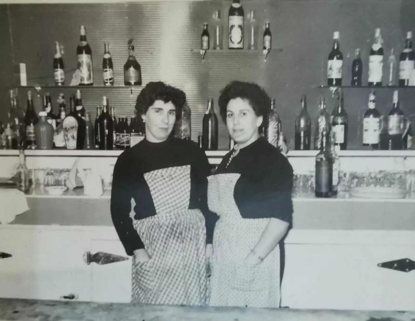 Carmiña Santasmarinas mare de l'actual propietari amb una altra cuinera al bar del restaurant.