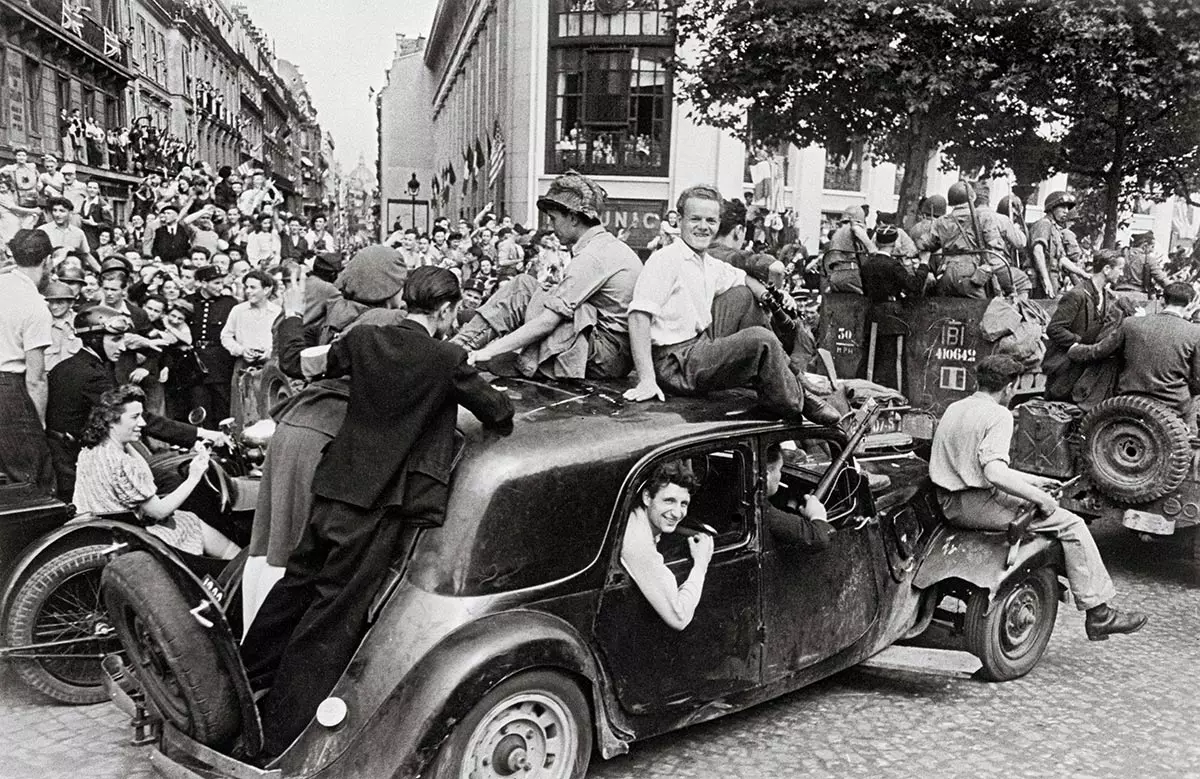 The Joy of Victory av Robert Capa