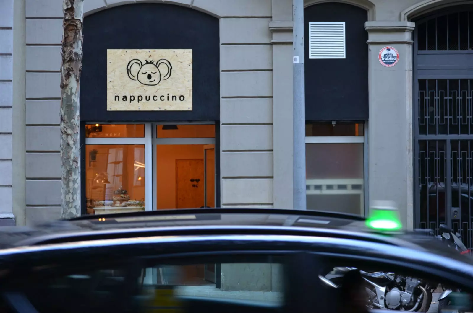 Nappuccino est situé au 22, rue Muntaner dans l'Eixample de Barcelone.