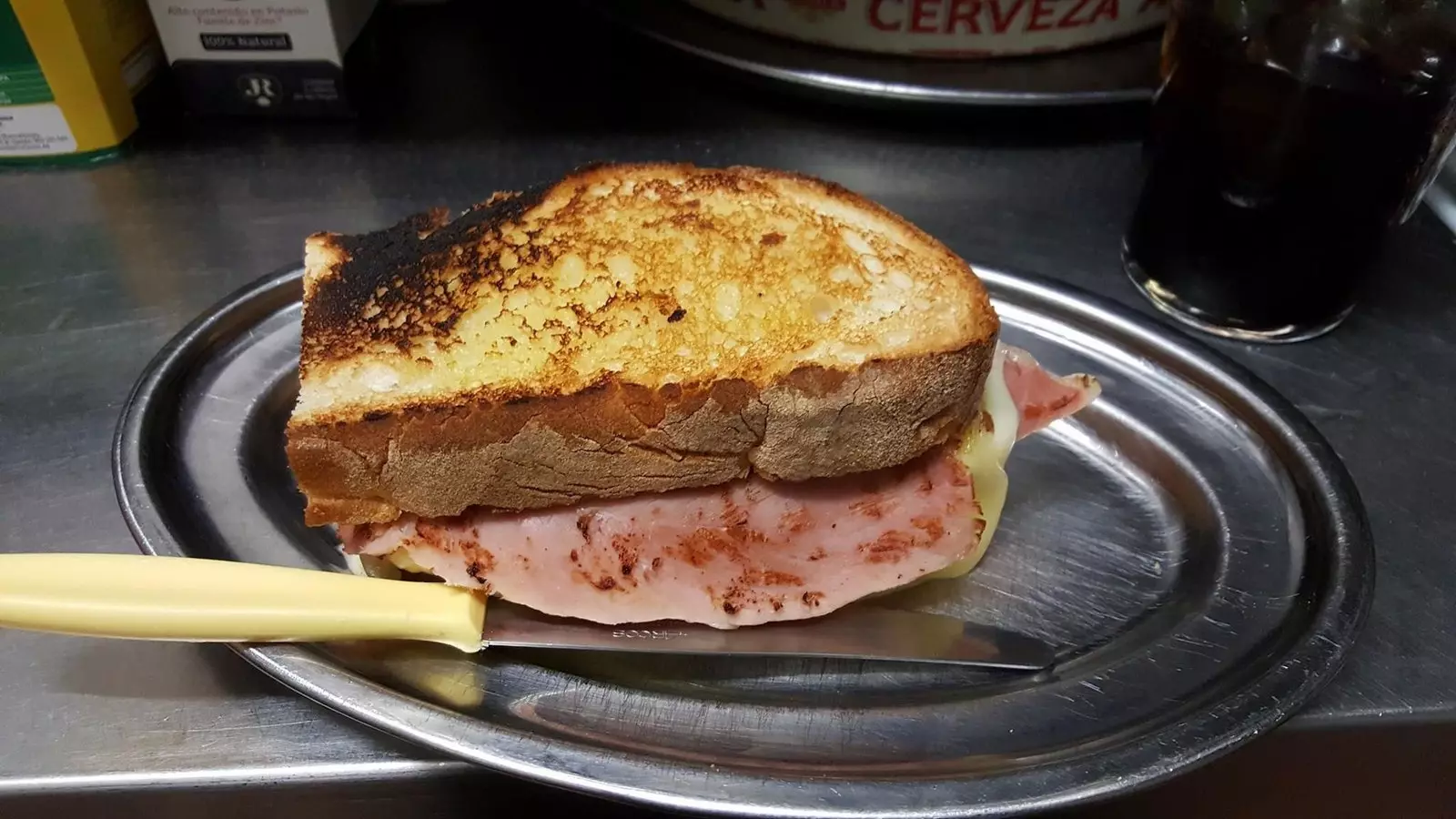 Sandwich 'zapatilla' fra Melo's i Lavapis