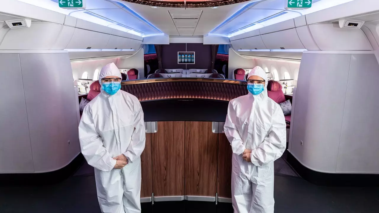 Qatar Airways instaura vestits de protecció complets entre la seva tripulació