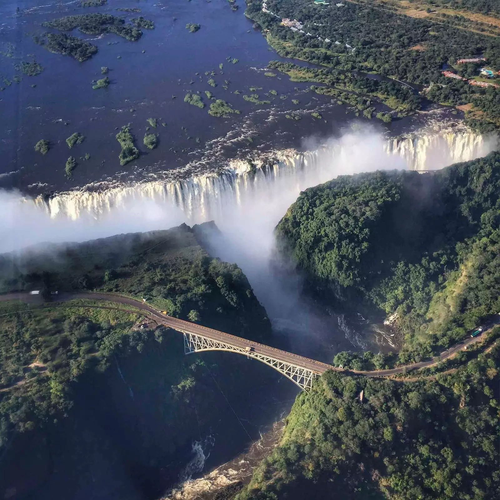 Hin goðsagnakennda Victoria Falls brú úr lofti