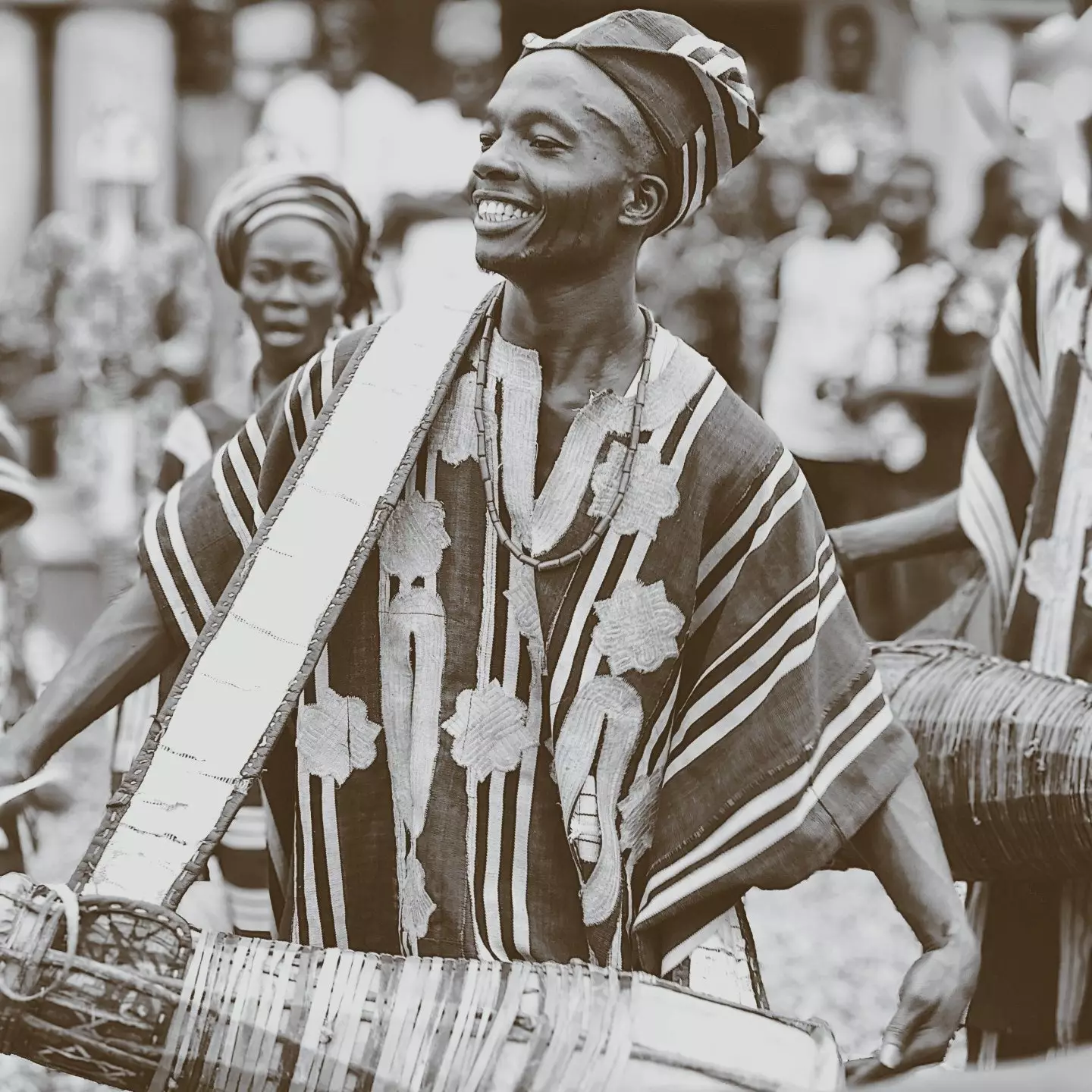 Voor je dansen en glimlachen voor kunst en eenheid gelukkige dag Afrika