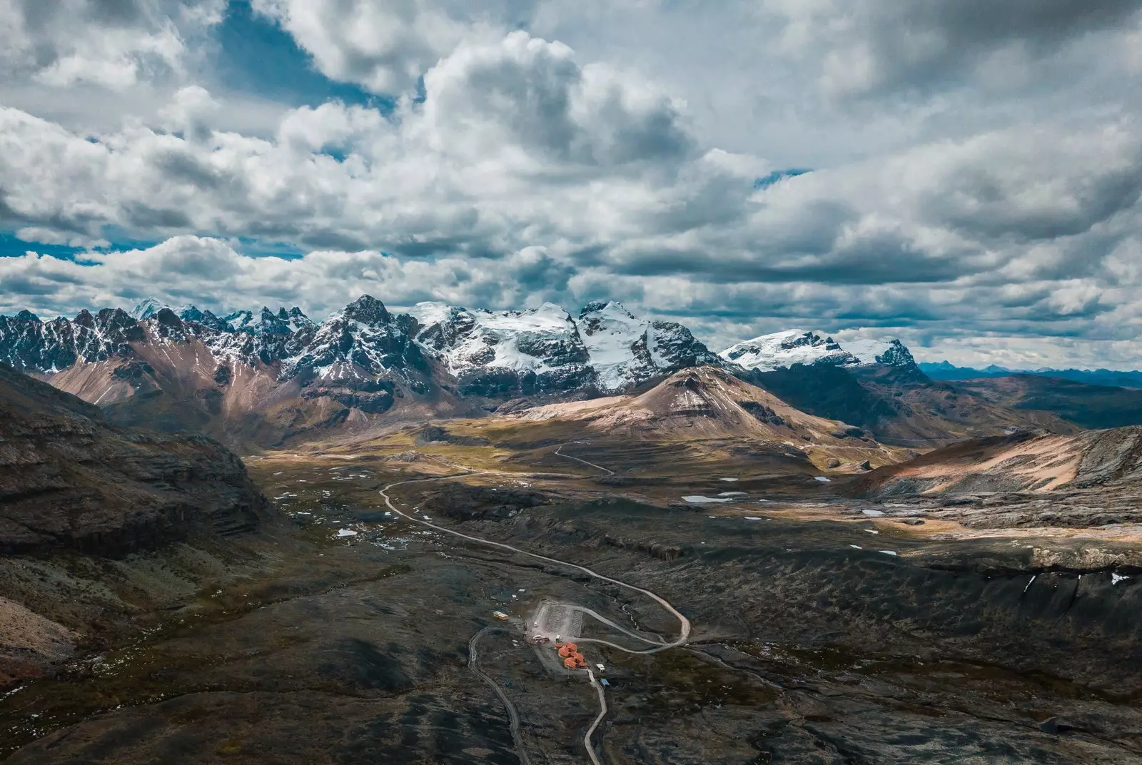 Montagnes enneigées et route vers Pastoruri Pérou Rikuway pruwinsya.