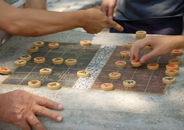 Watch old men play mahjong