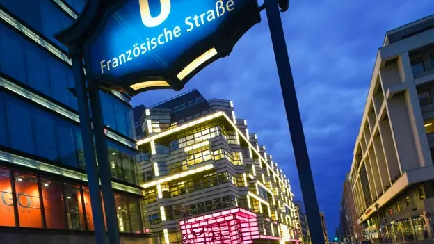 Gönguferð niður Friedrichstrasse í Berlín