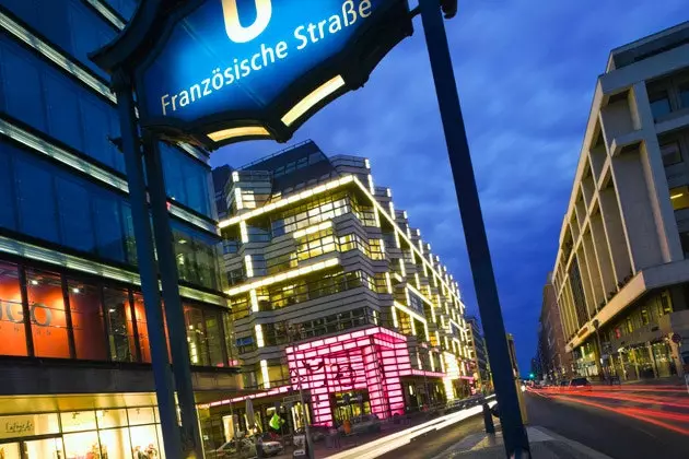 Friedrichstrasse une rue qui donne pour une excursion d'une journée