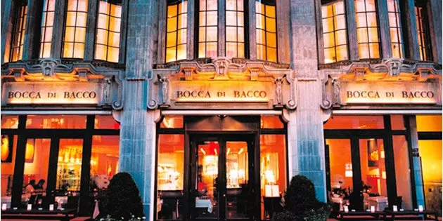 Na zewnątrz restauracji Bocca di Bacco