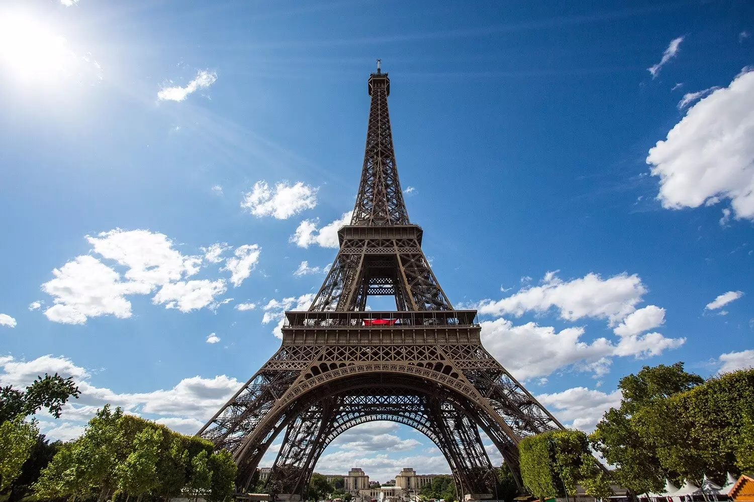 The Eiffel Tower changes its look and opens a tour