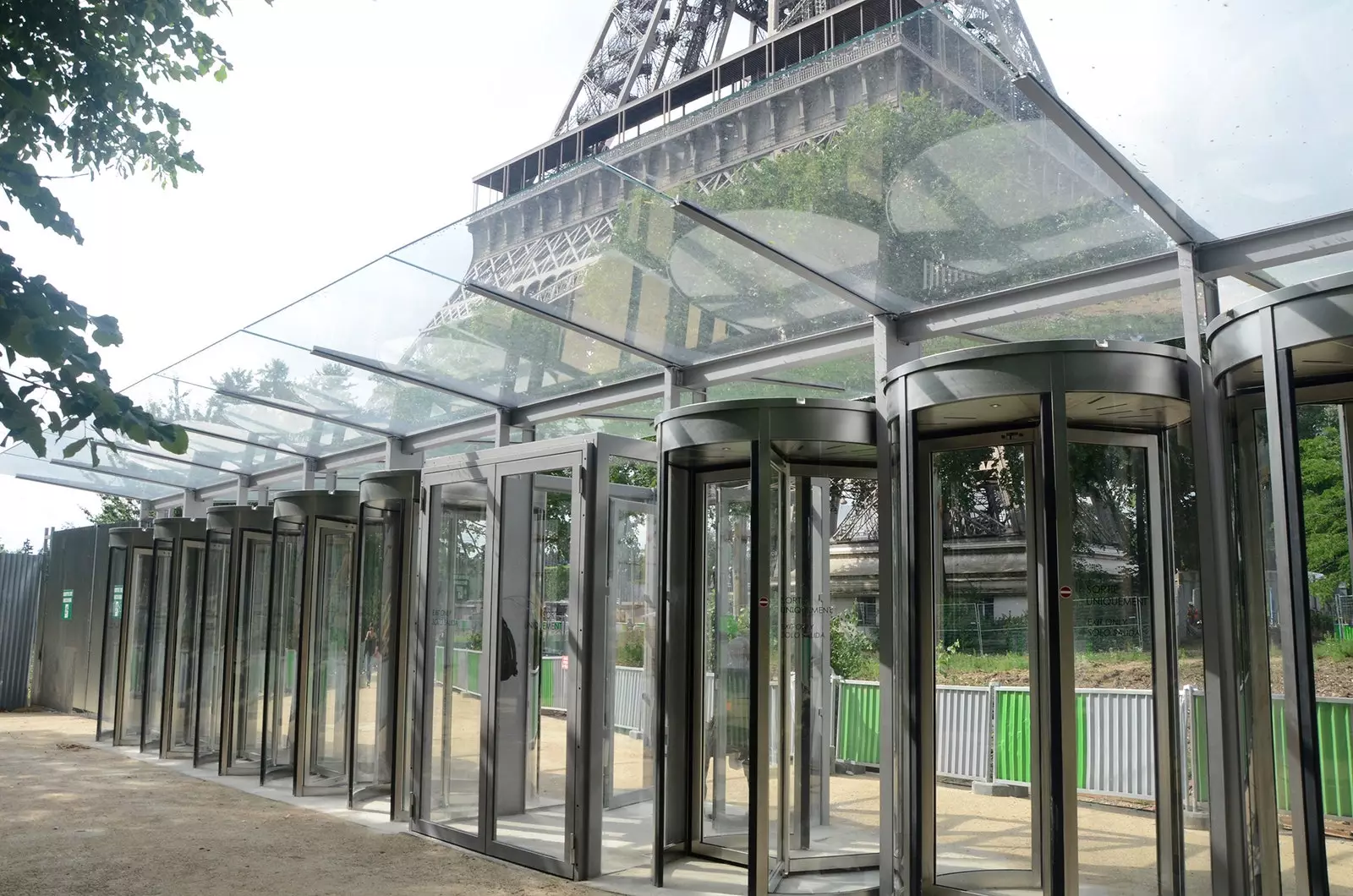 De Eiffeltoren verandert van uiterlijk en opent een rondleiding