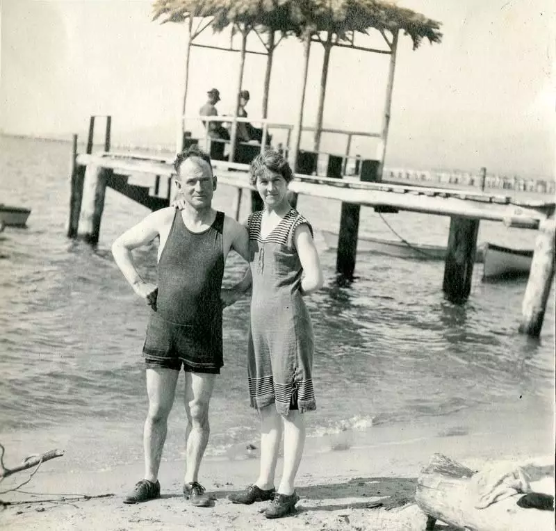 William en Grace McCarthy op het strand