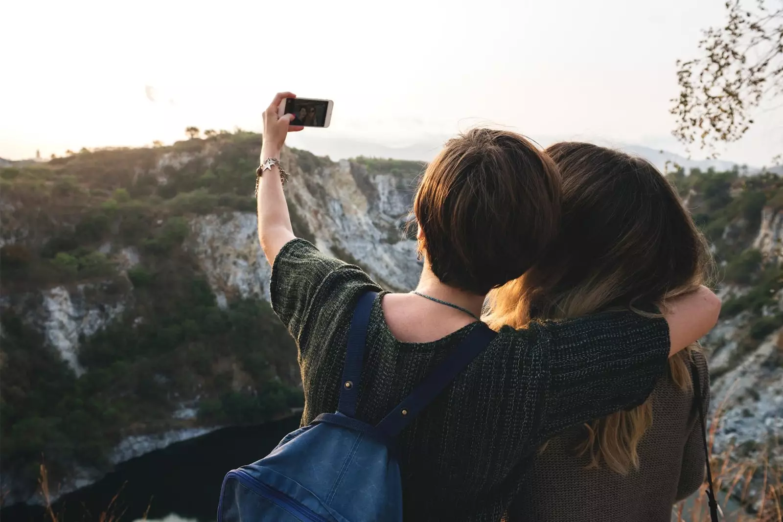 twee meisjes die een selfie maken in de bergen