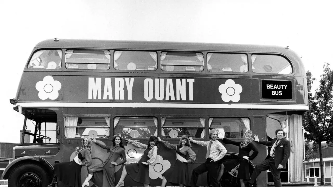 Această expoziție din Londra este un omagiu adus lui Mary Quant, creatorul fustei mini