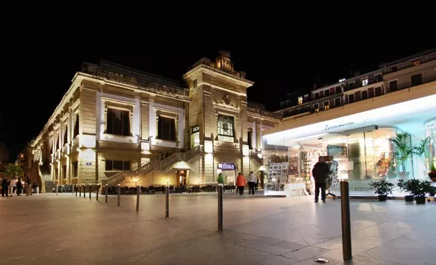 Haaptfassad vum La Bretxa Shopping Center