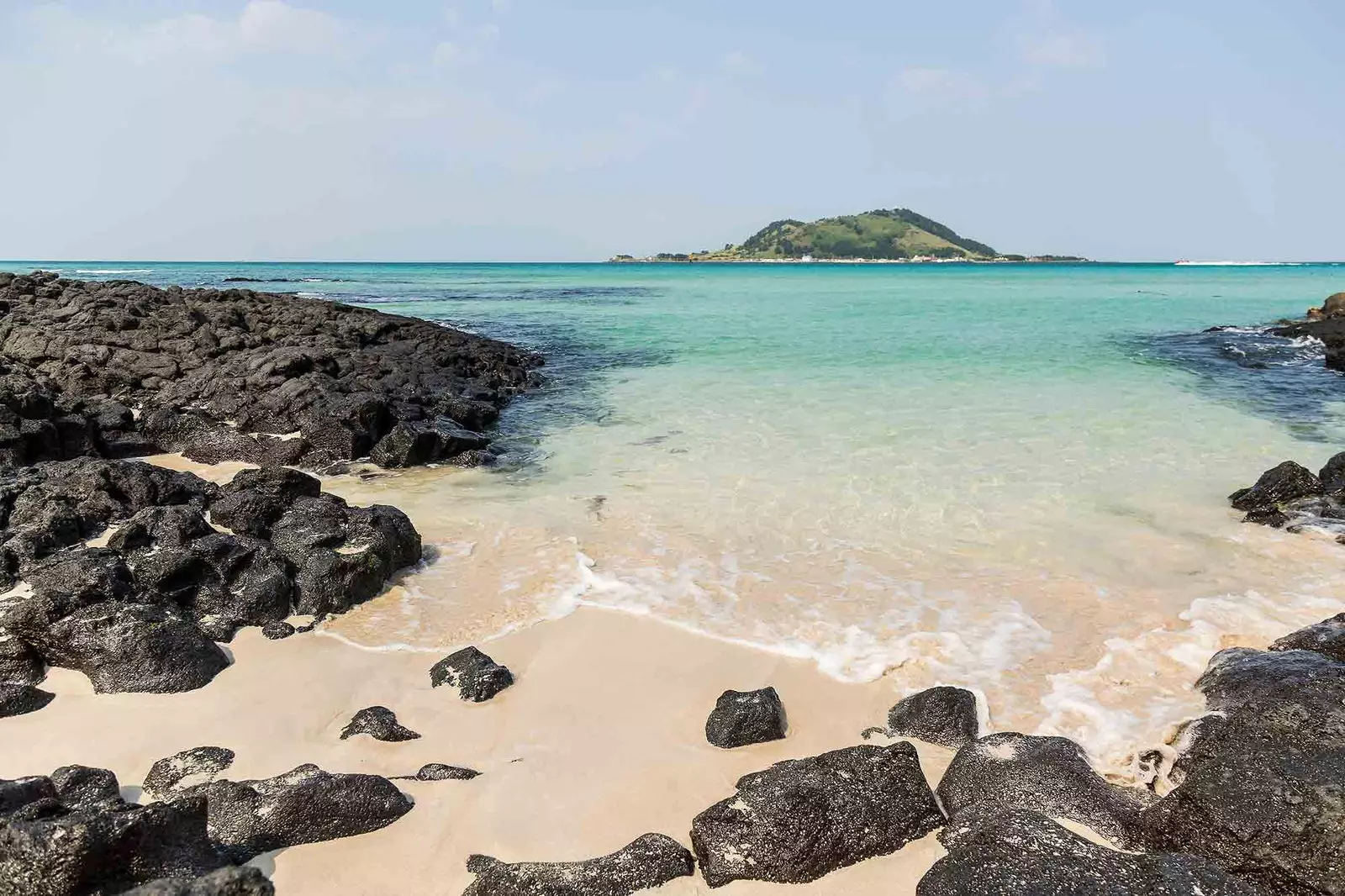 Pulau Udo di latar belakang