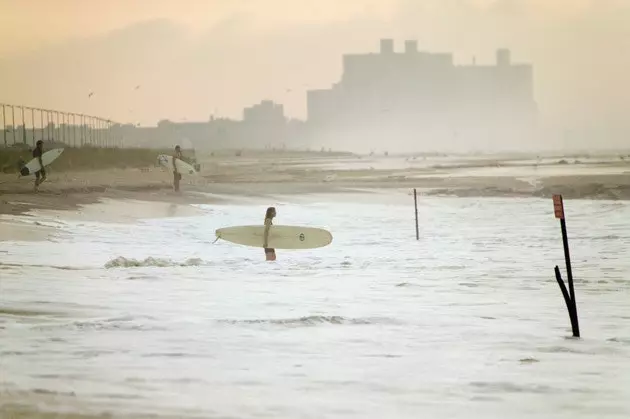 Surfer op Rockaway Beach