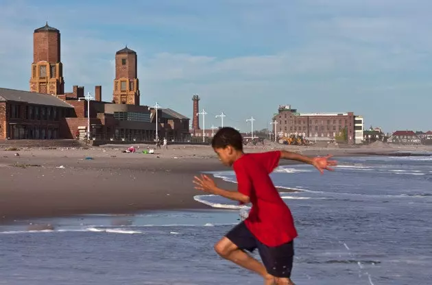 Un nen a Jacob Riis Beach