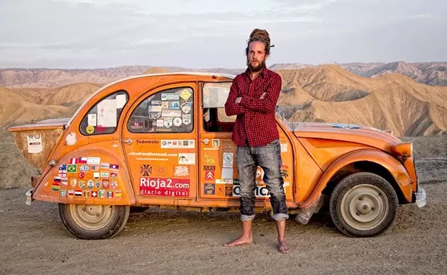 Jorge Siera and Naranjito in the desert of Peru