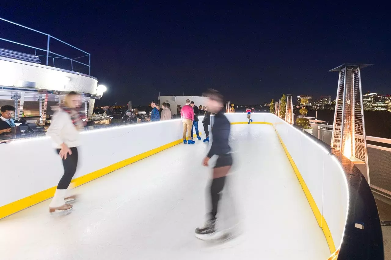 La pista di pattinaggio con vista sullo skyline di Washington