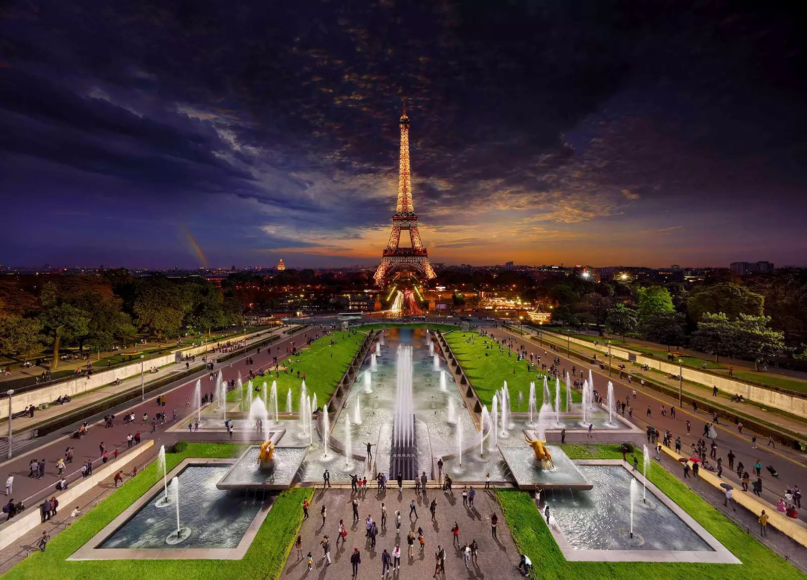 torre eiffel fotografiada durant un dia sencer