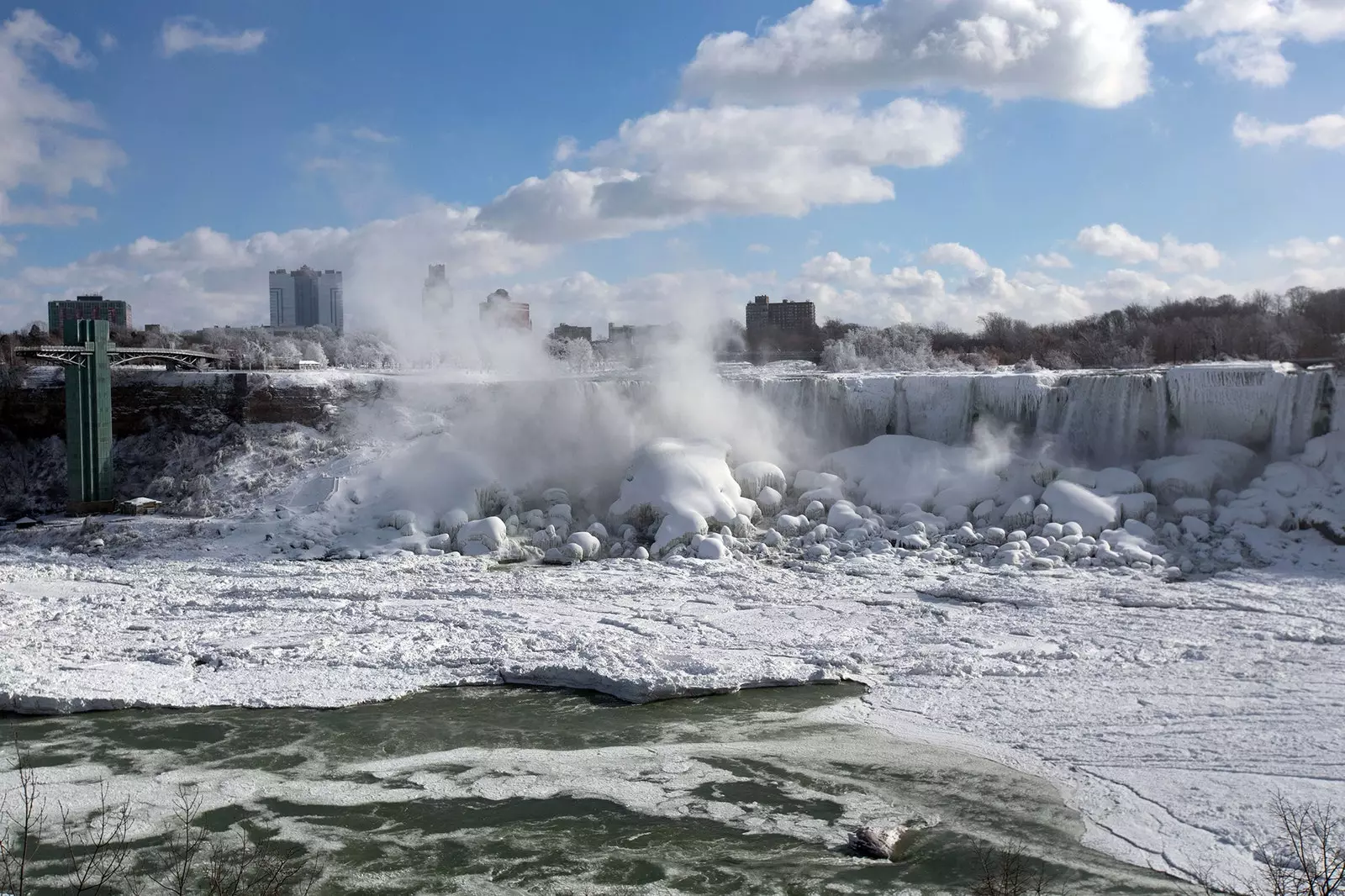 Cascada Nigara înghețată de un val de frig extrem