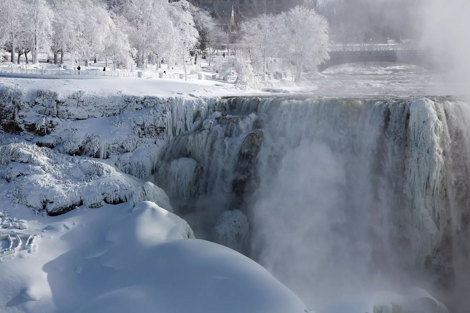 Air Terjun Niagara dibekukan oleh gelombang dingin yang ekstrem