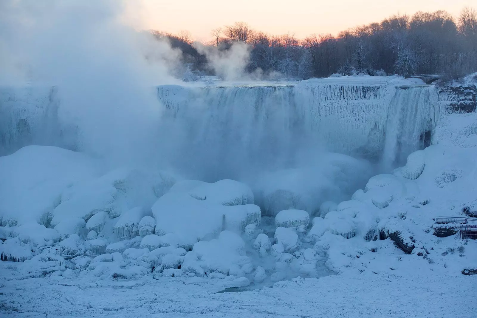 Nigara Falls gefruer duerch extrem kal Welle