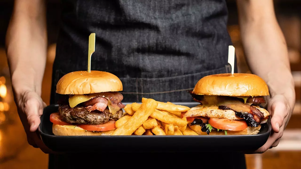 Tunasherehekea Siku ya Burger tukiuliza bora zaidi nyumbani